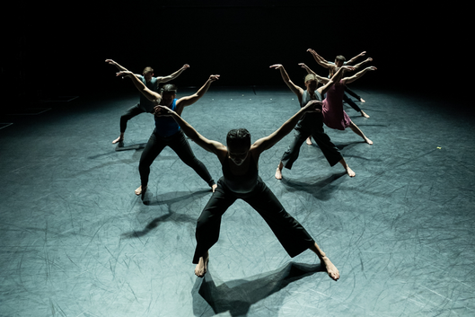 6 dancers form a V on stage.