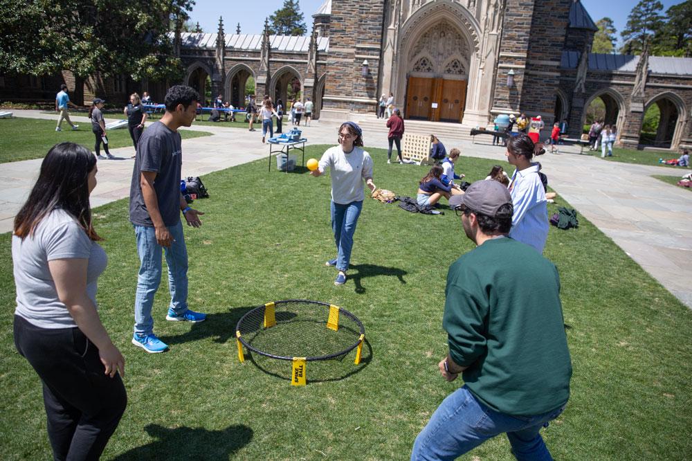 Students play spikeball on the Chapel Quad