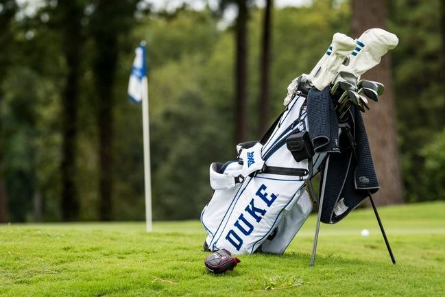 Duke golf bag on green Duke golf bag on green